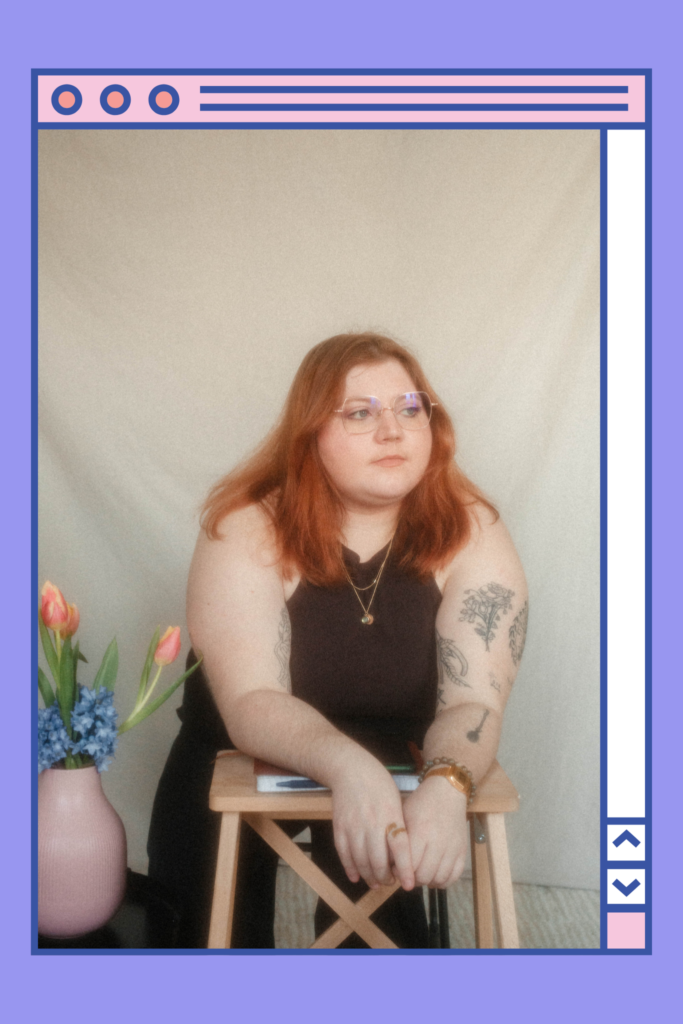 hello! ne personne aux cheveux roux portant des lunettes et un débardeur noir, appuyée sur un tabouret en bois, avec des fleurs colorées (tulipes et jacinthes) dans un vase rose à gauche. Le cadre de l'image donne l'impression d'une interface rétro d'ordinateur, avec des tons pastel.